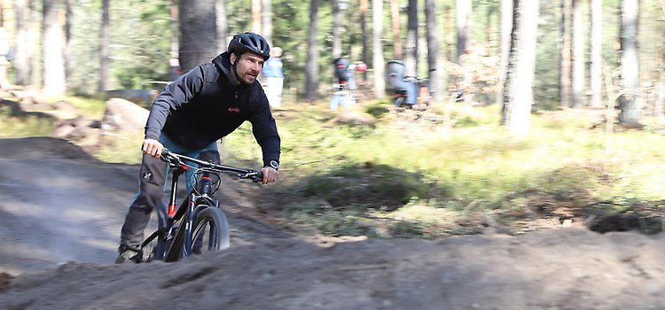 Cyklist på mountainbikebanan i Snurrom - Kalmar Bike Park.