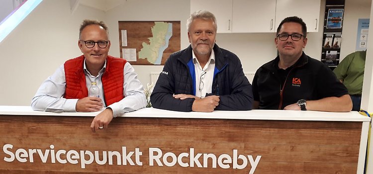 Johan Persson, Ingemar Einarsson och ICA-handlare Martin Prydahl på servicepunkten i Rockneby.