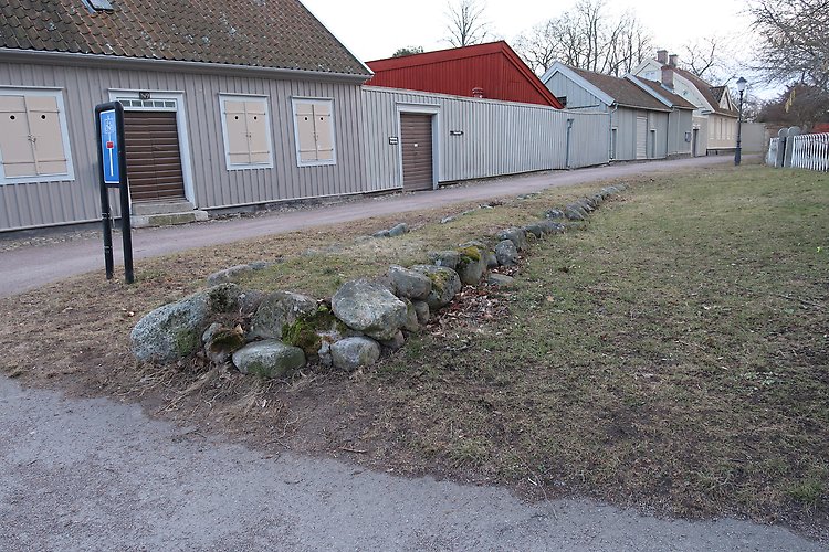 Man ser en liten låg del av den medeltida stadsmuren utanför Krusenstiernska gården. 