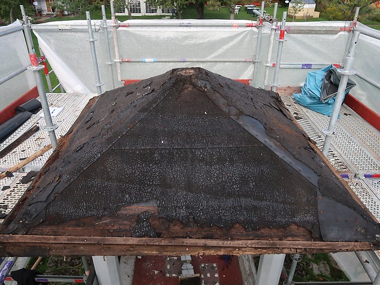 Det pappklädda taket på brunnen, vid renovering år 2021.